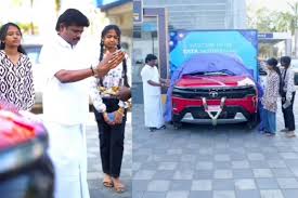 புதிய காரில் மதுரை முத்து: மகள்களுடன் மகிழ்ச்சியான தருணத்தைப் பகிர்ந்த நகைச்சுவை நடிகர்!